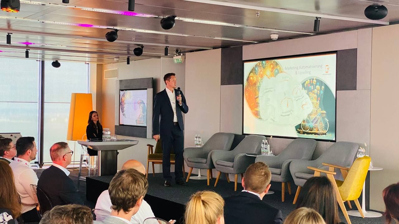 Florian Knoll referiert über digitale Kundenbindungslösungen